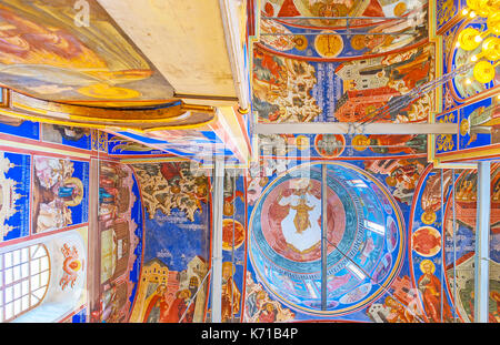 Suzdal, Russie - 1 juillet 2013 : la coupole peinte de la nativité cathédrale de kremlin, le plafond et les murs sont couverts d'icônes, le 1 juillet à Souzdal. Banque D'Images