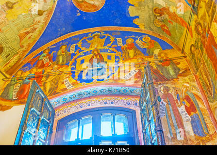 Suzdal, Russie - 1 juillet 2013 : les belles fresques avec des icônes sur la porte de la nativité cathédrale de kremlin, le 1 juillet à Souzdal. Banque D'Images