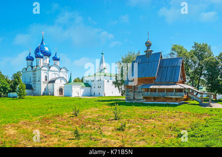 Le complexe de temples à suzdal kremlin - le dôme bleu stellaire est la cathédrale de la nativité avec voisins de l'archevêque, chambers et log St Nicolas chu Banque D'Images