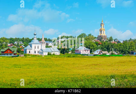 Suzdal est la ville de centaines d'églises, de leurs anciens beffrois et dômes dominent l'horizon et passer de la verdure, la Russie. Banque D'Images