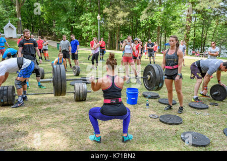 Femme qui se font concurrence sur les combats sur le coosa fitness challenge au value place Beaumont, Texas, UNITED STATES, soulever des poids lourds. Banque D'Images