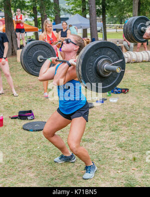 Femme qui se font concurrence sur les combats sur le coosa fitness challenge au value place Beaumont, Texas, UNITED STATES, soulever des poids lourds. Banque D'Images