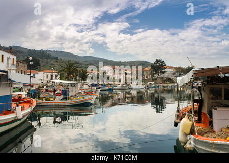 Skala du port de pêche de polichnitos, dans l'île de Lesvos, Grèce. Banque D'Images