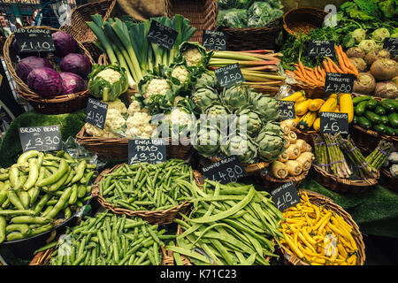 Sélection de légumes frais sur les marchés d'affichage de décrochage Banque D'Images