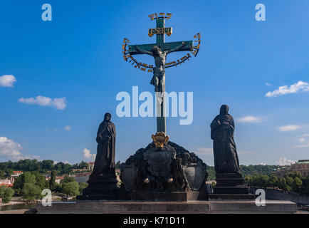 Crucifix statue sur le pont Charles, Prague, République tchèque. en 1657 la croix de bronze doré a été ajouté pour remplacer plus tôt ceux qui sont endommagés. Banque D'Images