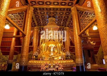 Nan, Thaïlande- le 21 août 2017 : quatre Golden Buddha image dans salle principale du Wat Phumin ou Phu min Temple à Nan province, NorthThailand Banque D'Images