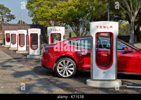 'S' Tesla sedan connecté à 480 volts Supercharger (charge rapide). Banque D'Images