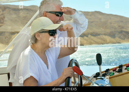 Vieux couple resting on yacht Banque D'Images