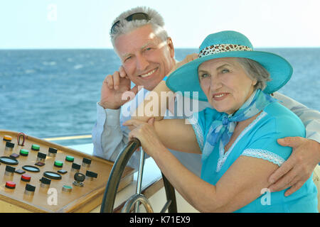 Vieux couple resting on yacht Banque D'Images