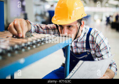 Un superviseur qui effectue le contrôle de la qualité et contrôle en usine de pruduction Banque D'Images