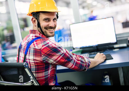 Un superviseur qui effectue le contrôle de la qualité et contrôle en usine de pruduction Banque D'Images