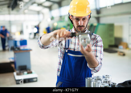 Un superviseur qui effectue le contrôle de la qualité et contrôle en usine de pruduction Banque D'Images