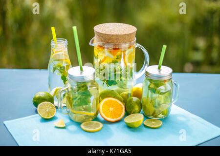 Composition de l'eau avec du citron Détox, de lime et de menthe Banque D'Images