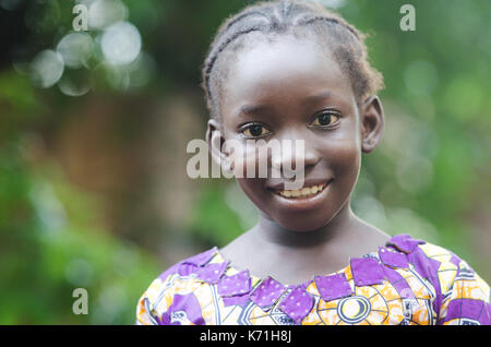 Belle jeune fille africaine en plein air portrait Banque D'Images