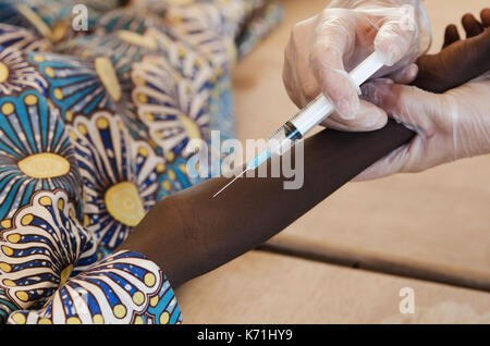 Jeune garçon noir africain obtenir une injection de vaccination Banque D'Images