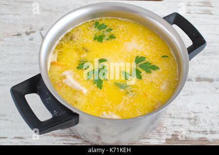 Soupe crémeuse avec un filet de poisson et les moules dans une casserole sur un fond de bois. une saine alimentation. concept de vie méditerranéenne Banque D'Images