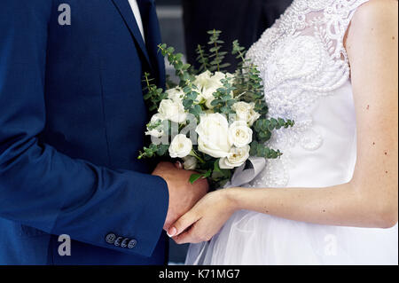 Mariée et le marié avec un beau bouquet de mariage à la cérémonie Banque D'Images