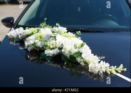 Décorées avec des fleurs voiture mariage des mariés Banque D'Images