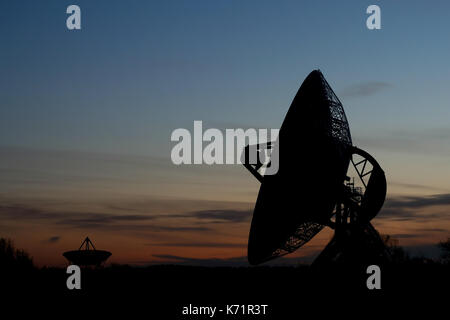 Le radio télescope MERLIN situé à l'observatoire Mullard, près de Cambridge, photographié au crépuscule. Banque D'Images