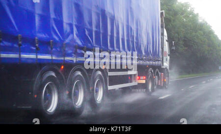 Venant de pulvérisation de lorry qui transitent par de fortes pluies sur l'A64 yorkshire leeds united kingdom Banque D'Images