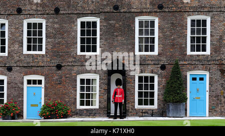 Yeomen gardien gardiennage sentry en face de la Tour de Londres, London, UK Banque D'Images