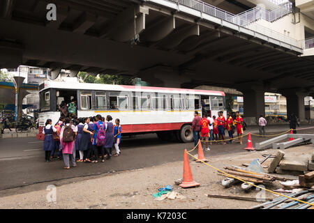 Hyderabad, Inde 14ème septembre,2017. les filles et les garçons de l'école indienne de bord d'un autobus de ville à côté d'un métro dans les entrées séparées dans hyderbaad,Inde.sanjay borra/Alamy news Banque D'Images