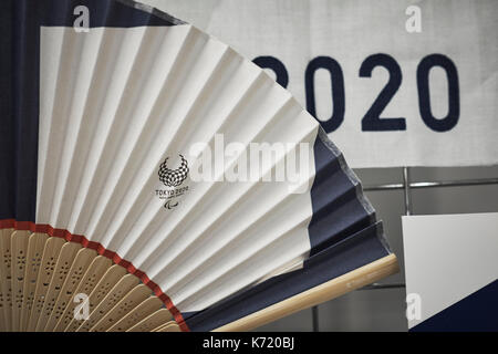 Jeux olympiques de Tokyo 2020 septembre 14, 2017 Exposition : un ventilateur avec un logo de Tokyo 2020 est affiché dans un magasin à Harajuku, à Tokyo le 14 septembre 2017. un jeux olympiques de Tokyo 2020 exposition ouverte à court terme dans le quartier branché de Harajuku, à Tokyo. crédit : nicolas datiche/aflo/Alamy live news Banque D'Images