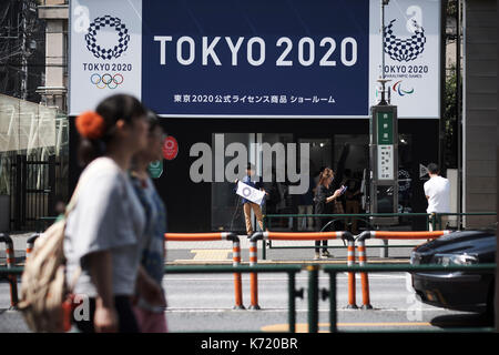 Jeux olympiques de Tokyo 2020 septembre 14, 2017 exposition : les piétons devant une boutique Années 2020 olympiques de Tokyo à Harajuku, à Tokyo le 14 septembre 2017. un jeux olympiques de Tokyo 2020 exposition ouverte à court terme dans le quartier branché de Harajuku, à Tokyo. crédit : nicolas datiche/aflo/Alamy live news Banque D'Images