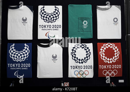 Jeux olympiques de Tokyo 2020 septembre 14, 2017 showroom : Échantillons de Tokyo 2020 T-shirts s'affichent dans un magasin à Harajuku, à Tokyo le 14 septembre 2017. un jeux olympiques de Tokyo 2020 exposition ouverte à court terme dans le quartier branché de Harajuku, à Tokyo. crédit : nicolas datiche/aflo/Alamy live news Banque D'Images