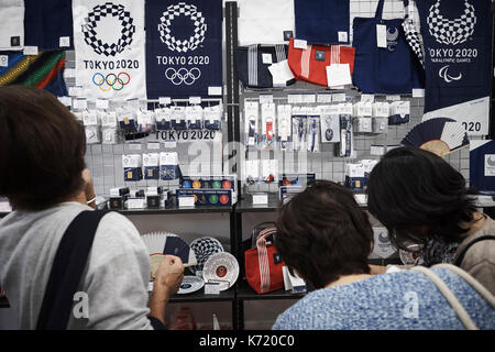 Jeux olympiques de Tokyo 2020 septembre 14, 2017 exposition : les clients regarder les Jeux olympiques de Tokyo 2020 marchandises dans un magasin à Harajuku, à Tokyo le 14 septembre 2017. un jeux olympiques de Tokyo 2020 exposition ouverte à court terme dans le quartier branché de Harajuku, à Tokyo. crédit : nicolas datiche/aflo/Alamy live news Banque D'Images