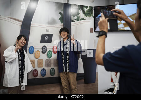 Jeux olympiques de Tokyo 2020 septembre 14, 2017 showroom : personnel posent pour une photo dans un magasin à Harajuku, à Tokyo le 14 septembre 2017. un jeux olympiques de Tokyo 2020 exposition ouverte à court terme dans le quartier branché de Harajuku, à Tokyo. crédit : nicolas datiche/aflo/Alamy live news Banque D'Images