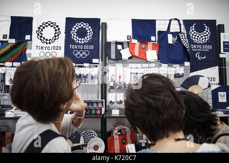 Jeux olympiques de Tokyo 2020 septembre 14, 2017 exposition : les clients regarder les Jeux olympiques de Tokyo 2020 marchandises dans un magasin à Harajuku, à Tokyo le 14 septembre 2017. un jeux olympiques de Tokyo 2020 exposition ouverte à court terme dans le quartier branché de Harajuku, à Tokyo. crédit : nicolas datiche/aflo/Alamy live news Banque D'Images