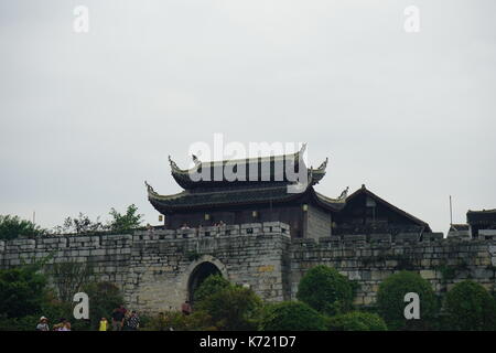 Guiyang, Guiyang, Chine. 14Th sep 2017. Guiyang, Chine 14ème septembre 2017 : (usage éditorial uniquement. Chine out) .qingyan ville ancienne, l'une des plus célèbres villes historiques et culturelles dans la province de Guizhou, réside dans la banlieue sud de Guiyang. comme une ancienne ville, couvrant une superficie de 741 acres, qingyan ville a été construit en 1378. Aujourd'hui, en raison de sa longue histoire et de l'atmosphère culturelle forte, la ville est devenue une destination attrayante pour de nombreux touristes nationaux et étrangers. crédit : l'Asie sipa/zuma/Alamy fil live news Banque D'Images