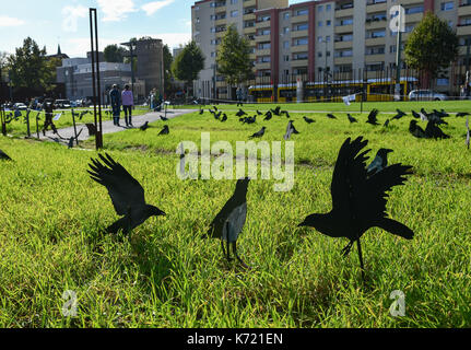 Berlin, Allemagne. 12 sep, 2017. peint pochoirs crow dans un champ sur le terrain de l'site mémorial du mur de Berlin à Berlin, Allemagne, 12 septembre 2017. les oiseaux font partie de l'installation par maria et Natalia petschatnikov appelé 'berlin crows'. corneilles étaient un symbole du mur de Berlin en raison de leur habitude de se rendre à la "mort bande' entre les deux murs au crépuscule. deux populations différentes crow - le hooded crow de l'Est de l'elbe et le rooklet à partir de l'ouest de la rivière - se sont rencontrés et mêlés à Berlin. photo : Jens/kalaene zentralbild-dpa/zb/dpa/Alamy live news Banque D'Images