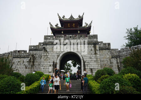 Guiyang, Guiyang, Chine. 14Th sep 2017. Guiyang, Chine 14ème septembre 2017 : (usage éditorial uniquement. Chine out) .qingyan ville ancienne, l'une des plus célèbres villes historiques et culturelles dans la province de Guizhou, réside dans la banlieue sud de Guiyang. comme une ancienne ville, couvrant une superficie de 741 acres, qingyan ville a été construit en 1378. Aujourd'hui, en raison de sa longue histoire et de l'atmosphère culturelle forte, la ville est devenue une destination attrayante pour de nombreux touristes nationaux et étrangers. crédit : l'Asie sipa/zuma/Alamy fil live news Banque D'Images