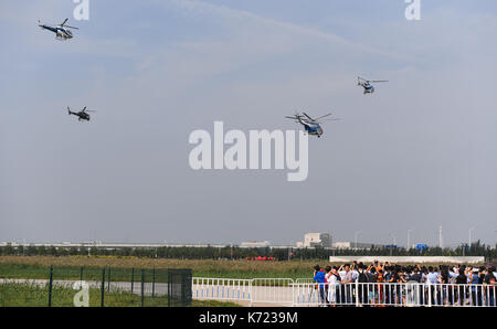 (170914) -- Tianjin, sept. 14, 2017 (Xinhua) -- helicopters effectuer lors de la cérémonie d'ouverture de la 4ème china international helicopter expo à Tianjin, Chine du nord, sur sept. 14, 2017. l'expo attacted 403 exposants de laquelle 22 pays et régions le coup d'ici jeudi. (Xinhua/bai yu) (zkr) Banque D'Images