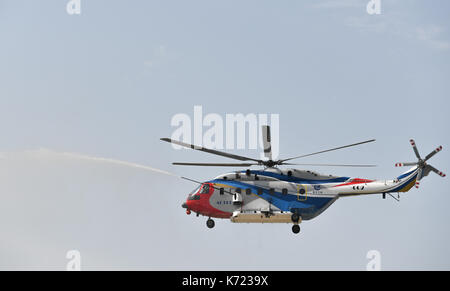 (170914) -- Tianjin, sept. 14, 2017 (Xinhua) -- un hélicoptère effectue à la 4ème china international helicopter expo à Tianjin, Chine du nord, sur sept. 14, 2017. l'expo attacted 403 exposants de laquelle 22 pays et régions le coup d'ici jeudi. (Xinhua/bai yu) (zkr) Banque D'Images