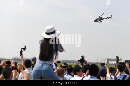 (170914) -- Tianjin, sept. 14, 2017 (Xinhua) -- un hélicoptère effectue lors de la cérémonie d'ouverture de la 4ème china international helicopter expo à Tianjin, Chine du nord, sur sept. 14, 2017. l'expo attacted 403 exposants de laquelle 22 pays et régions le coup d'ici jeudi. (Xinhua/bai yu) (zkr) Banque D'Images