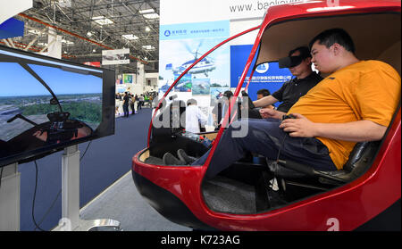 (170914) -- Tianjin, sept. 14, 2017 (Xinhua) -- une expérience touristique vol simulé à la 4ème china international helicopter expo à Tianjin, Chine du nord, sur sept. 14, 2017. l'expo attacted 403 exposants de laquelle 22 pays et régions le coup d'ici jeudi. (Xinhua/bai yu) (zkr) Banque D'Images