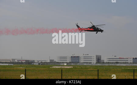 (170914) -- Tianjin, sept. 14, 2017 (Xinhua) -- un hélicoptère effectue lors de la cérémonie d'ouverture de la 4ème china international helicopter expo à Tianjin, Chine du nord, sur sept. 14, 2017. l'expo attacted 403 exposants de laquelle 22 pays et régions le coup d'ici jeudi. (Xinhua/bai yu) (zkr) Banque D'Images