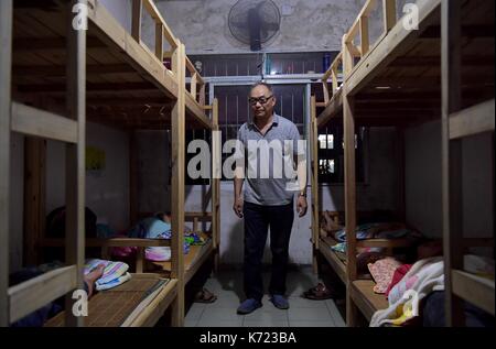 (170914) -- nanchang, sept. 14, 2017 (Xinhua) -- il xingwu prend soin de ses élèves à une école spéciale à Nanchang, province de Jiangxi en Chine de l'Est, sept. 13, 2017. Les 74 ans, enseignant, il xingwu a travaillé dans l'école spéciale depuis 23 ans. Il a perdu l'audition à l'âge de huit ans en raison de l'utilisation inappropriée de médicaments. En 1994, lui et son ami a fondé l'école après sa retraite. plus de 300 à l'audition et des malentendants francophones les étudiants ont obtenu un diplôme de l'école. (Xinhua/peng zhaozhi) (zkr)(zt) Banque D'Images