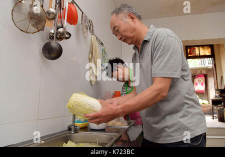 (170914) -- nanchang, sept. 14, 2017 (Xinhua) -- il xingwu et sa femme cuisiner le déjeuner pour les élèves à une école spéciale à Nanchang, province de Jiangxi en Chine de l'Est, sept. 13, 2017. Les 74 ans, enseignant, il xingwu a travaillé dans l'école spéciale depuis 23 ans. Il a perdu l'audition à l'âge de huit ans en raison de l'utilisation inappropriée de médicaments. En 1994, lui et son ami a fondé l'école après sa retraite. plus de 300 à l'audition et des malentendants francophones les étudiants ont obtenu un diplôme de l'école. (Xinhua/peng zhaozhi) (zkr)(zt) Banque D'Images