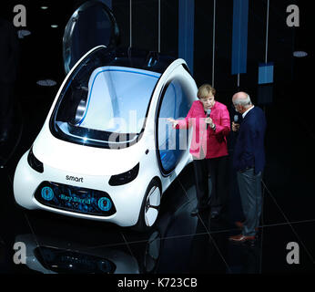 Francfort, Allemagne. 14Th sep 2017. La chancelière allemande Angela Merkel (l) parle de Dieter Zetsche, président du constructeur automobile allemand Daimler AG et responsable de mercedes-benz voitures, le jour de l'ouverture de la 67e salon international de l'automobile de Francfort (IAA), l'Allemagne, sur sept. 14, 2017. crédit : luo huanhuan/Xinhua/Alamy live news Banque D'Images