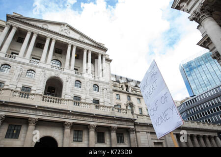 Londres, Royaume-Uni. 14Th Sep 2017. Les militants végétaliens de protestation devant la Banque d'Angleterre contre l'utilisation de suif en billets de banque, le jour où le nouveau £10 notes entrent en circulation. En plus des €5 note, la Banque a annoncé que le suif sera utilisée dans la production de nouveaux £10 et £20 notes. Credit : Mark Kerrison/Alamy Live News Banque D'Images