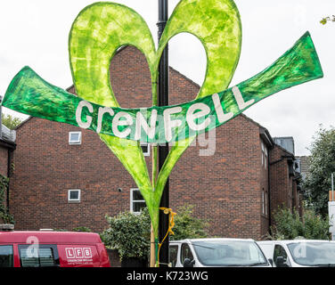 Kensington, London, UK. 14Th sep 2017. Notting Hill Methodist Church a été utilisée pour une source vidéo en direct à partir de l'enquête et la tour de Grenfell a été suivi par les survivants et les résidents locaux qui ont exprimé un manque de confiance dans le processus. Plusieurs se sont plaints qu'ils n'avaient pas encore été relogées ou indemnisées pour leurs pertes. crédit : Ian Davidson/Alamy live news Banque D'Images