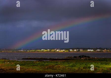 Ardara, comté de Donegal, Irlande la météo. 14 septembre 2017. Un arc-en-ciel apparaît au-dessus de la ville côtière sur la "voie" de l'Atlantique sauvages au cours d'une journée de forte pluie et vent. Crédit : Richard Wayman/Alamy Live News Banque D'Images