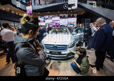Francfort, Allemagne. 14Th sep 2017. dpatop - visiteurs inspecter une voiture Mercedes avec la technologie des piles à combustible à l'International Motor Show (IAA) à Francfort, Allemagne, 14 septembre 2017. photo : Andreas arnold/dpa/Alamy live news Banque D'Images