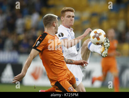 14 septembre 2017 - Viktor Tsygankov (R ) de l'EDDV Dynamo pour le bal avec Gledi Mici (L ) de SkÃ nderbeu« au cours de l'UEFA Europa League Groupe B match de foot entre FC Dynamo Kiev et FC SkÃ"nderbeu, à la NSK Olimpiyskyi à Kiev, Ukraine, le 14 septembre 2017. Crédit : Michel Stepanov/ZUMA/Alamy Fil Live News Banque D'Images