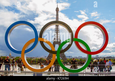 Paris, France. 14Th Sep 2017. Les anneaux olympiques étant placé en face de la Tour Eiffel à l'occasion de la capitale Française a gagné le droit d'accueil pour les Jeux Olympiques d'été de 2024. Credit : SOPA/Alamy Images Limited Live News Banque D'Images