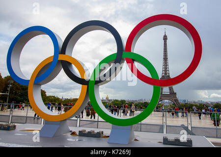 Paris, France. 14Th Sep 2017. Les anneaux olympiques étant placé en face de la Tour Eiffel à l'occasion de la capitale Française a gagné le droit d'accueil pour les Jeux Olympiques d'été de 2024. Credit : SOPA/Alamy Images Limited Live News Banque D'Images